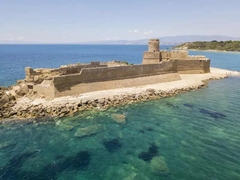 Le Castella Calabria. Un castello in mezzo al mare.