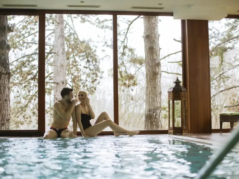 Hotel con piscina coperta. Il lusso dell&rsquo;acqua al caldo nei freddi inverni