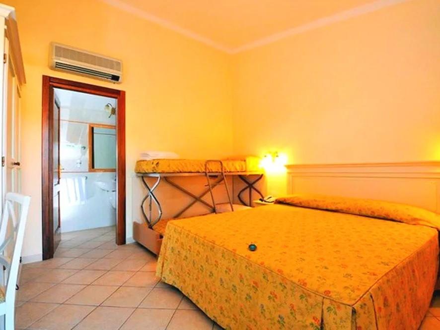 Club Hotel Eurovillage con PACCHETTO NAVE