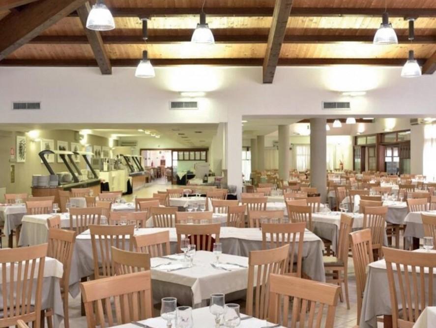 Club Hotel Eurovillage con PACCHETTO NAVE