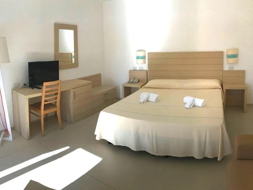 Club Hotel Eurovillage con PACCHETTO NAVE