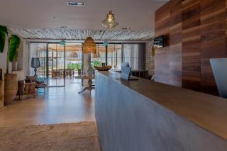 Cumeja Beach Club & Hotel